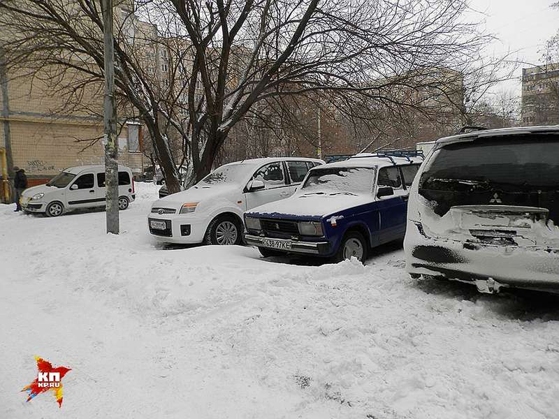 Киев завалило снегом. Он сыплет и сыплет, а улицы не чищены Фото: Полина ОРЛОВСКАЯ quziqxeieiqekmp