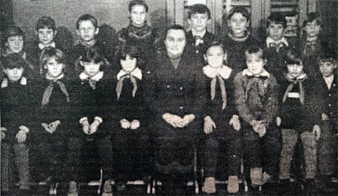 Мать Володина Лидия Барабанова с учениками &mdash; фотография из ее единственного интервью, данного саратовской газете &laquo;Земское обозрение&raquo; в 2002 году